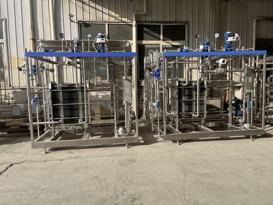 Machine de pasteurisation de petite taille 500L avec PLC CIP pour ligne de traitement de lait / yaourt / jus de fruits SUS304/316